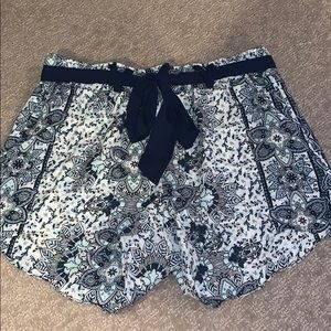patterned shorts with tie